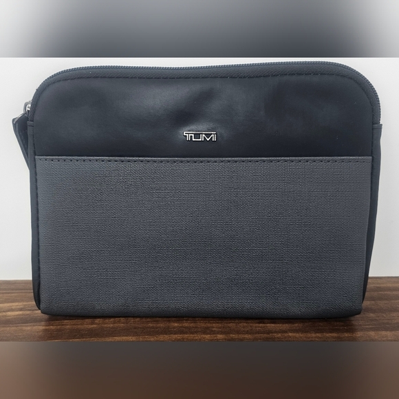 Tumi Delta Grey Vinyl Canvas Zip Top Small Make up Cosmetic Toiletry Travel Bag - Picture 1 of 10
